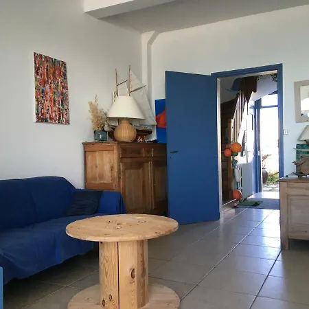 Face A La , L Artiste Villa