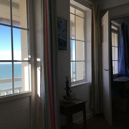 Villa Face A La , L Artiste Ambleteuse