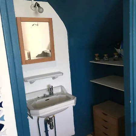 Villa Face A La , L Artiste