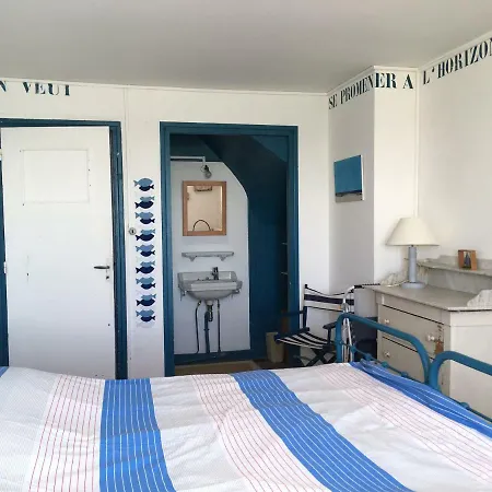 Villa Face A La , L Artiste