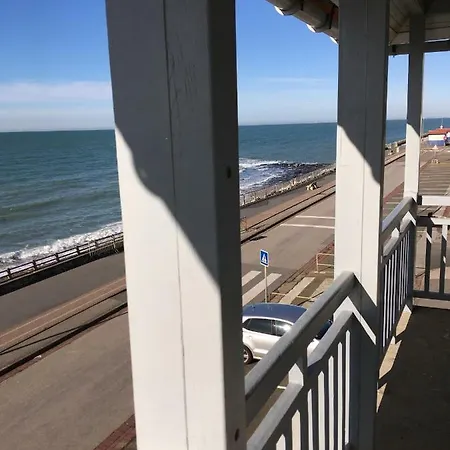 Villa Face A La , L Artiste