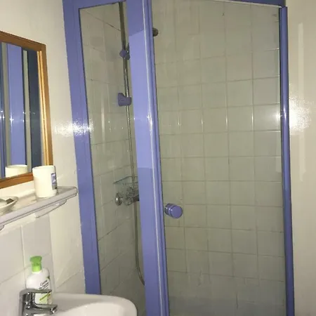 Villa Face A La , L Artiste *