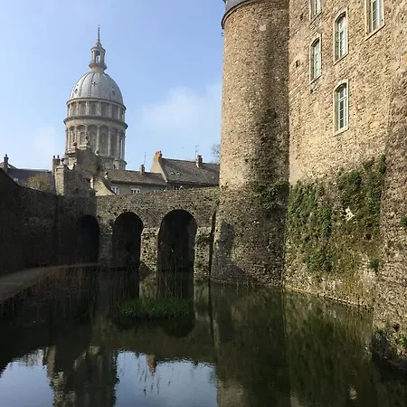 Villa Face A La , L Artiste