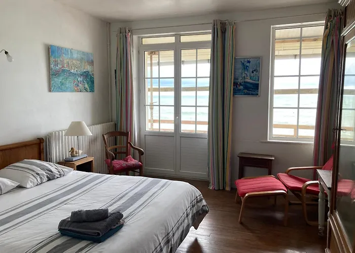 Villa Face A La , L Artiste