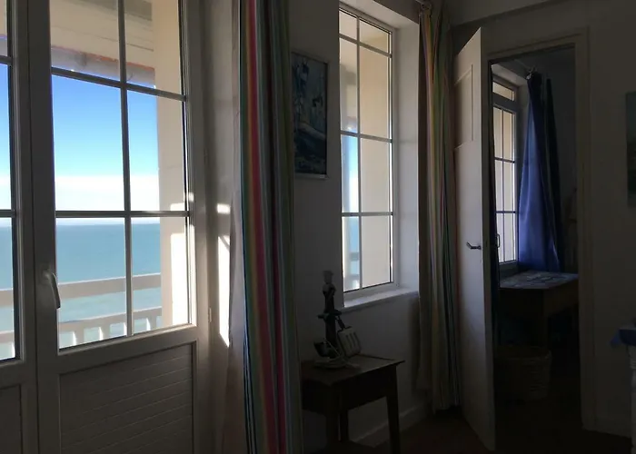 Villa Face A La , L Artiste Ambleteuse