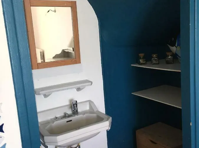 Villa Face A La , L Artiste