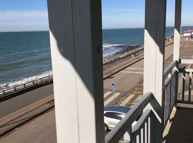 Villa Face A La , L Artiste