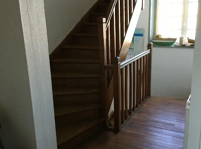 Villa Face A La , L Artiste