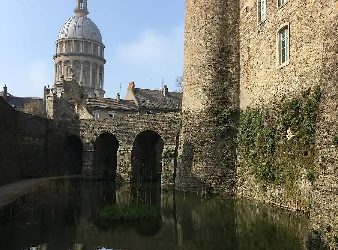 Villa Face A La , L Artiste